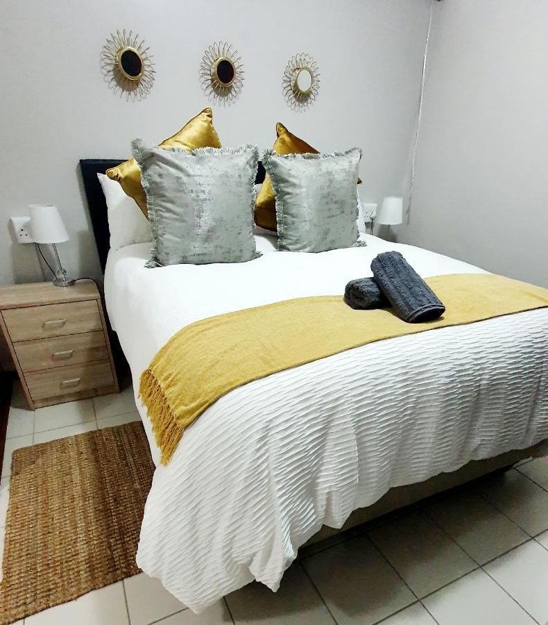Laboria 102 & 103 Apartment Harrismith Bagian luar foto