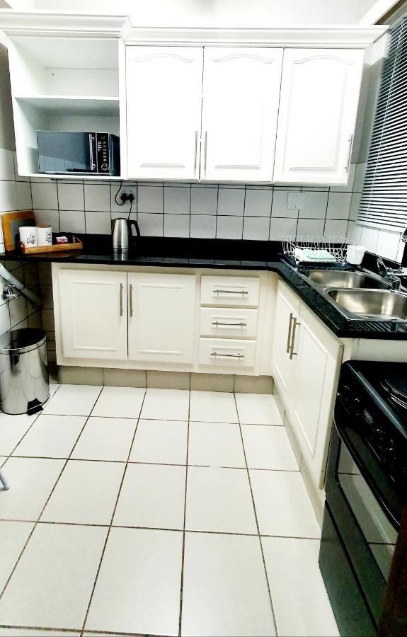 Laboria 102 & 103 Apartment Harrismith Bagian luar foto