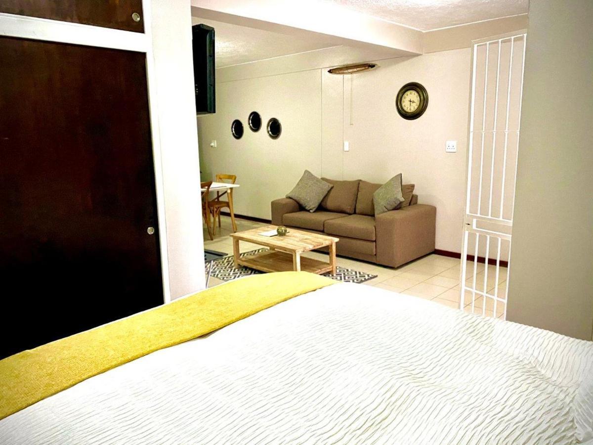 Laboria 102 & 103 Apartment Harrismith Bagian luar foto