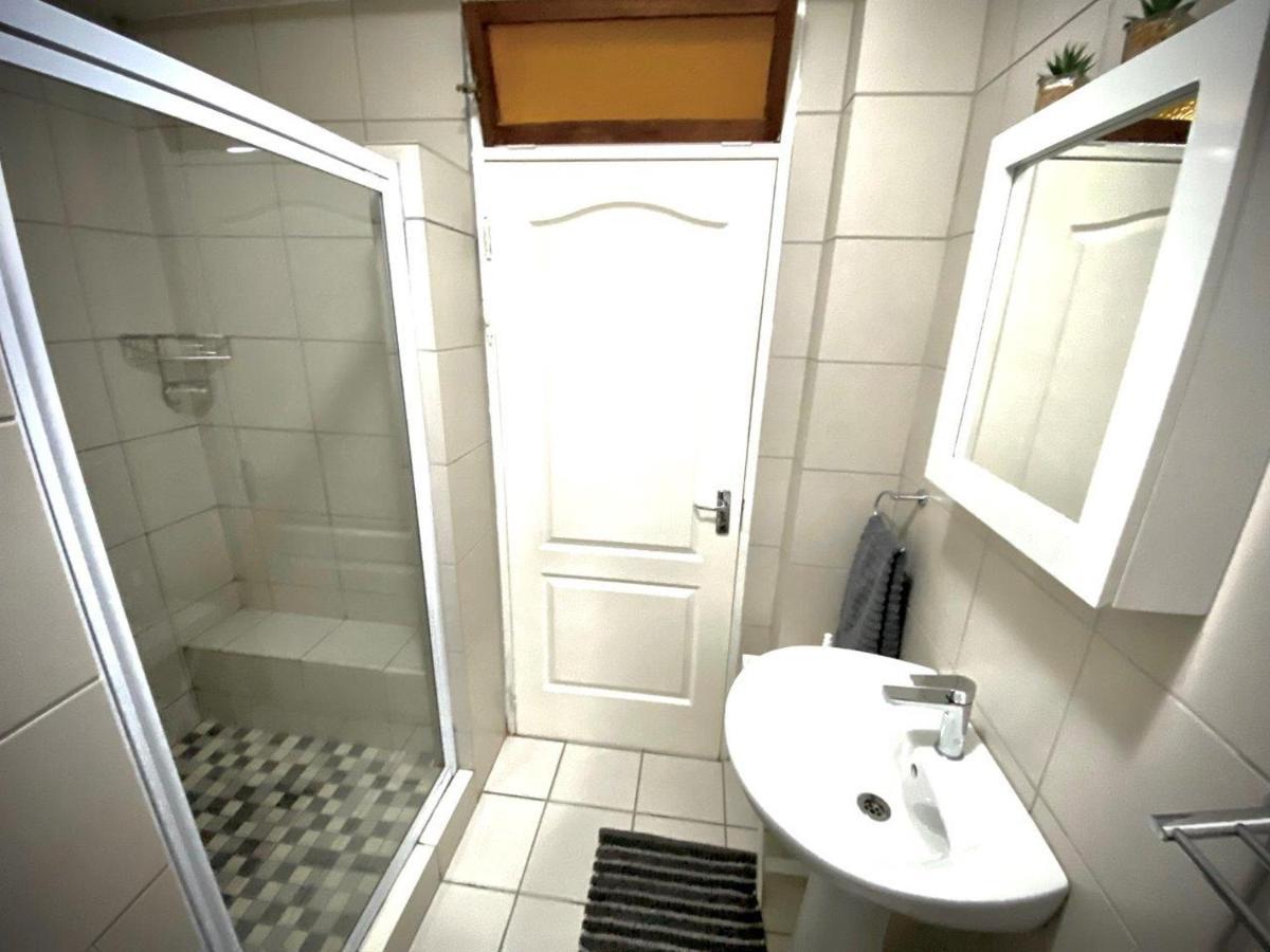 Laboria 102 & 103 Apartment Harrismith Bagian luar foto